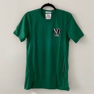 Petals and Peacocks No Duh Graphic Tee Size Small